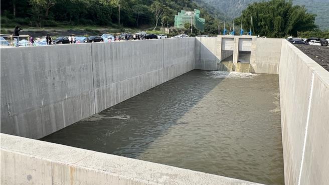 水利署斥资127亿元，打造曾文南化联通管通水至高屏溪拦河堰，使台南、高雄地区水源联合运用。（张毓翎摄）