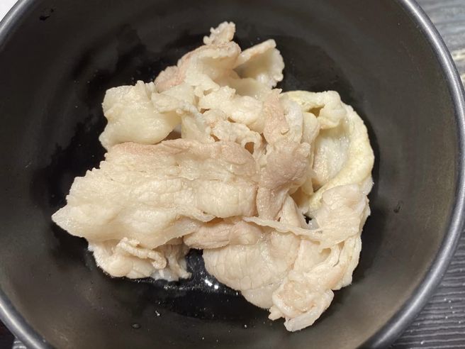 一位男子在台北的丸龟制麵点了一份猪肉，结帐时发现要价50元。（翻摄自爆废1公社脸书）