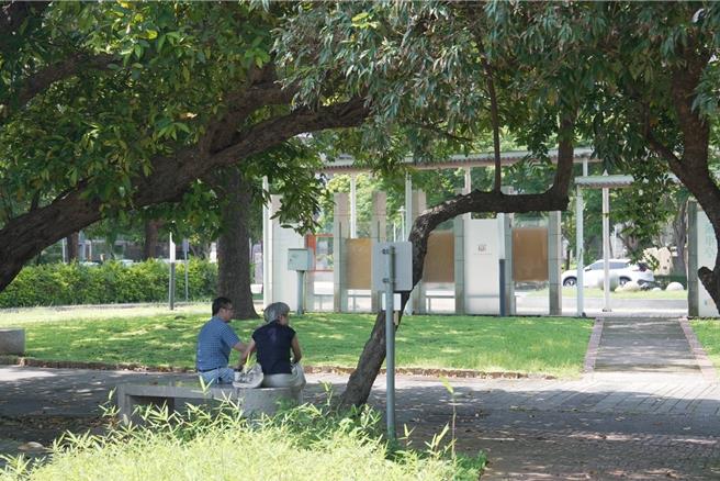 群联中止与阳明交大的捐建案，客家学院师生松一口气，但也将持续守护六张犁聚落。（守护六张犁聚落提供／邱立雅竹县传真）