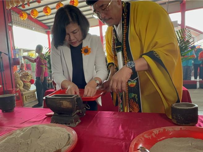 雲林縣「六房媽」去年發現百年歷史「正駕爐」損壞展開修復，8日在虎尾鎮過溪股紅壇舉行復爐儀式，由雲林縣長張麗善（左）、延陵道壇道長吳政憲（右）主持復爐儀式，象徵「一代傳一代」永續媽祖香火。（雲林縣政府提供／張朝欣雲林傳真）