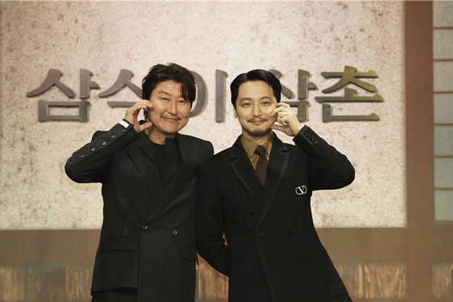 宋康昊（左）和卞約漢俏皮比臉頰愛心宣傳主演新劇《逆貧大叔》。（Disney＋提供）