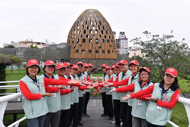 阿里山林铁文资处考训16位导览员为游客导览解说。（林铁文资处提供／廖素慧嘉市传真）