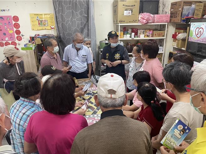 诈骗手法层出不穷，高龄银髮族被诈骗趋势越来越多，桃园市龟山警分局侦查队防诈宣导团于今日下午前往桃园市社会服务关怀协会位于龟山区自强东路龟山据点进行犯罪预防宣导活动，警方利用桌游的方式将防诈骗观念融入游戏向银髮族宣导，现场长辈踊跃参与欢笑声不断。（警方提供）