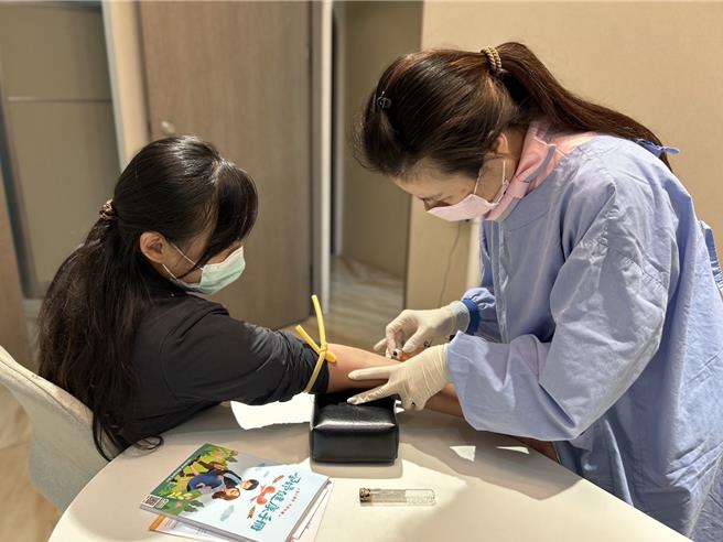 桃園市婦幼發展局推動補助非侵入性胎兒染色體檢測，10日起和第一及第二孕期母血唐氏症篩檢可以三擇一補助每次2200元。（宋俊宏婦幼醫院提供／賴佑維桃園傳真）