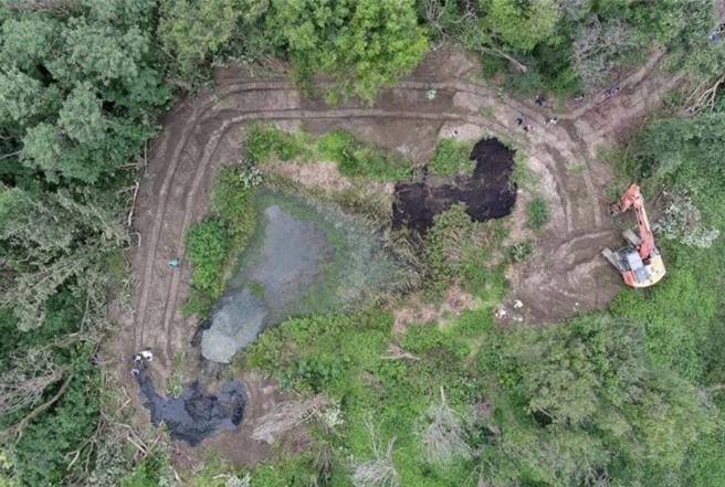 彰化县二林镇养猪场遭回填废污泥，此为空照图。（读者提供／曹婷婷台南传真）