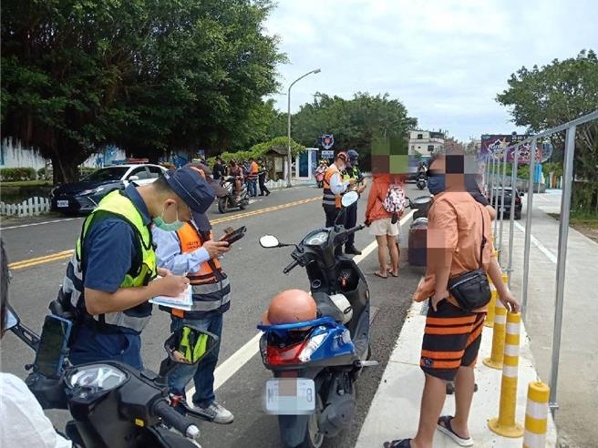 屏东警方将于13日起展开为期3天的「未戴（妥）安全帽违规取缔专案」，盼导正民眾骑机车不戴安全的行为，避免憾事再发生。（警方提供／谢佳潾屏东传真）