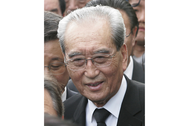 為北韓三代領導人規劃政治宣傳大計的金基南7日去世，享年94歲。圖為2009年8月金基南赴南韓出席前總統金大中葬禮時的神情。（資料照／美聯社）