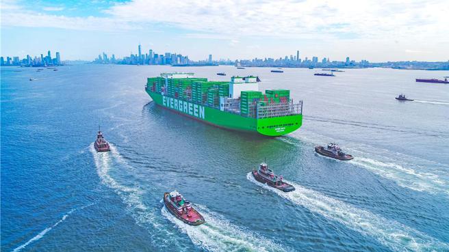 長榮EVER MAX-34行經紐約曼哈頓。圖／長榮海運提供