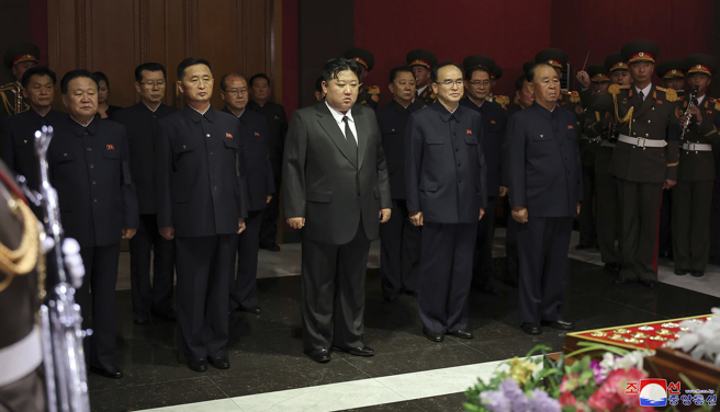 朝中社8日發布北韓領導人金正恩（前排中）與多名高官探視宣傳動員大師級人物金基南遺容的照片。（美聯社）