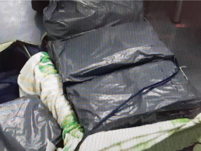 检查行李箱查获大麻毒品。（航警局提供）