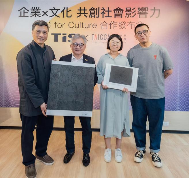 東友科技董事長黃育仁（右起）、藝術家蘇奕榮、藝術家林依柔、文策院董事長蔡嘉駿。圖／文策院