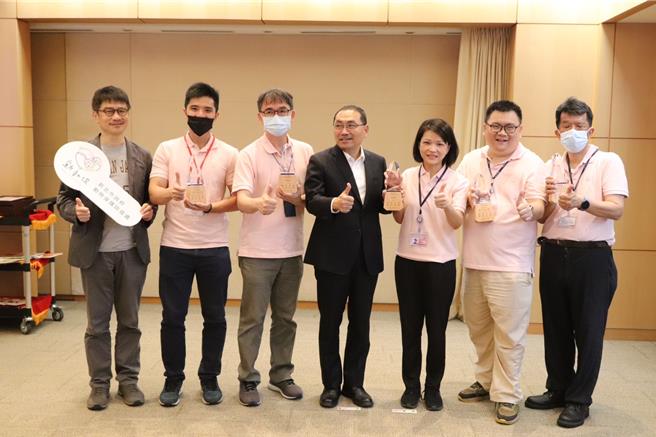 新北市府致力推动动物保护，荣获农业部今年度五项大奖，成效全国之冠，今（8）日于市政会议进行献奖。（新北市动保处提供）