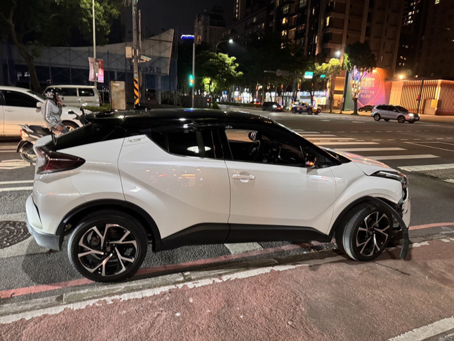 蔡男所駕駛的白色休旅車，車頭有明顯的撞擊痕跡。（翻攝畫面）