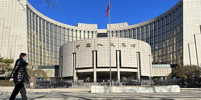 中國人民銀行7日最新公布，4月份外匯存底規模為3兆2,008億美元。圖／新華社