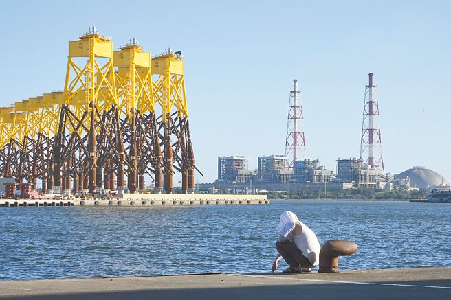 民眾党立院党团向环境部告发兴达电厂涉嫌违反《水污染防治法》，要求彻查。（本报资料照片）