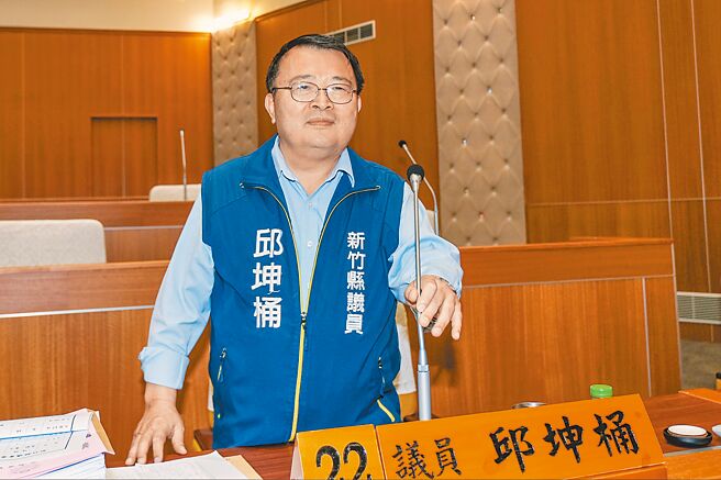 新竹縣議員邱坤桶7日表示，台電計畫設置高壓變電所供台積電寶山擴廠使用，目前仍在選址，地方已成立自救會展開抗爭。（羅浚濱攝）