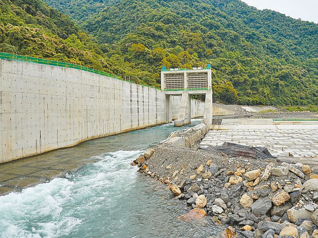 位在翡翠水库下游的翡翠原水管工程，预计6月启用。图为取水口排砂道。（黄敬文摄）