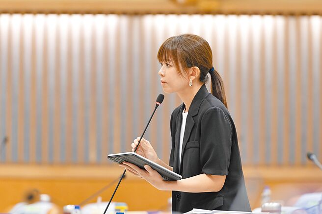 內政部長林右昌上周提出每年增加里長年終慰問金的政策，但未交代財源，遭國民黨新北市議員江怡臻痛批是空頭支票。（江怡臻提供／呂健豪新北傳真）