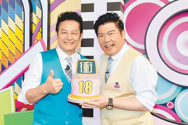 徐乃麟（左）、曾国城7日开心庆祝《天才衝衝衝》18周年。（华视提供）