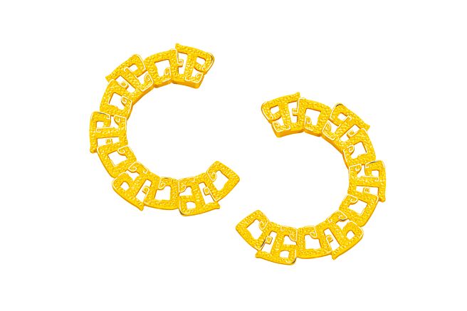 镇金店Just Gold「金炽龙腾」金耳环 ，约4万4800元。（镇金店提供）