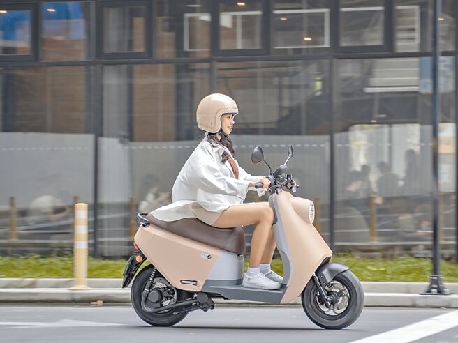 宏佳腾轻甜绿牌电动车Ai-4 Ever享「最高现折8000元，再享信贷36期零利率」。（宏佳腾提供）