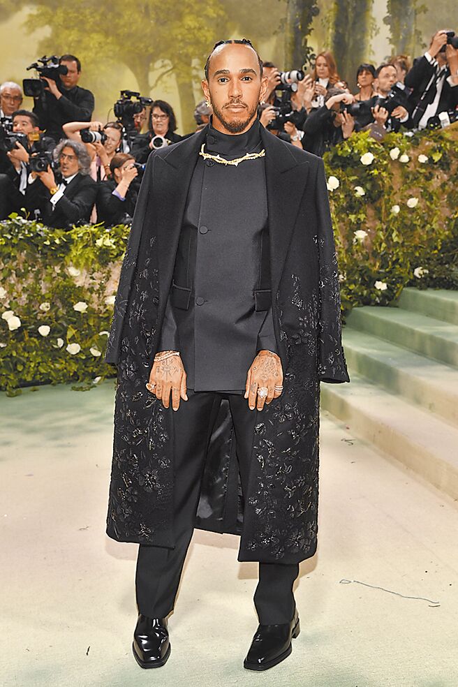 汉米尔顿以一身黑色Burberry玫瑰花礼服，纪念英国威尔斯地区第一位有姓名的黑人园丁John Ystumllyn。（美联社）