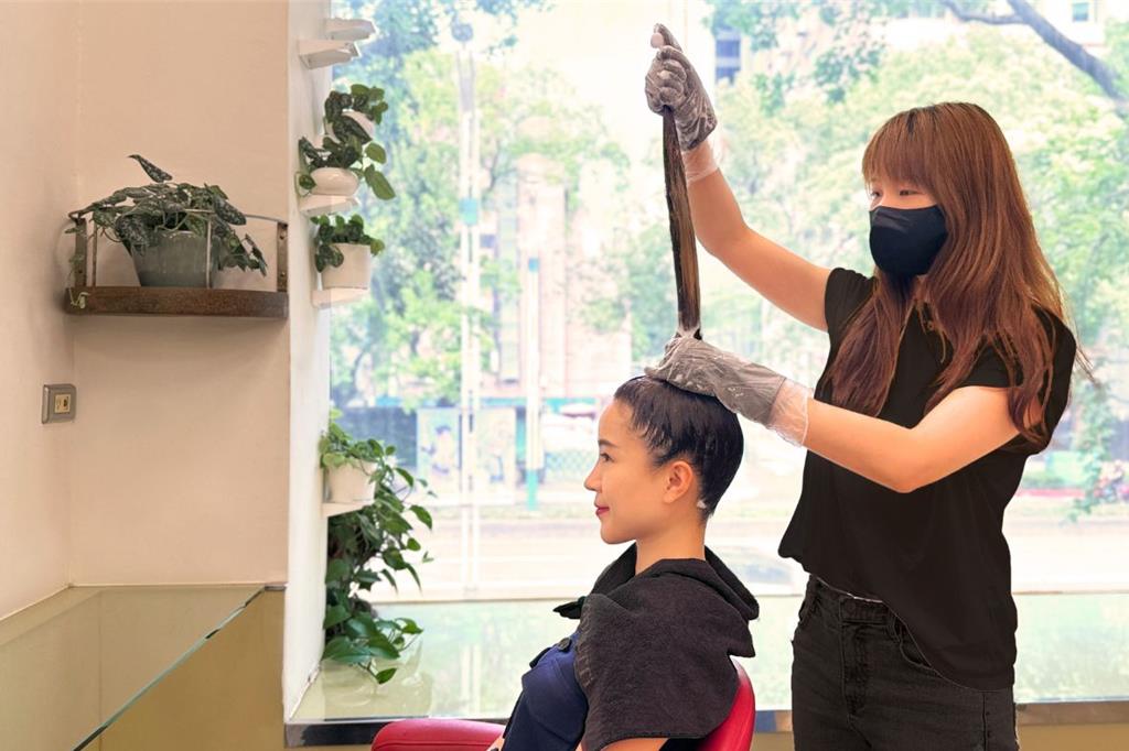 「六福居」公寓式酒店推出「台灣式洗髮住房專案」，房客可享獨步全球、風靡日韓旅客的「台灣式洗髮」體驗。(六福旅遊集團提供)