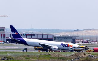 影》FedEx貨機「機頭磨地」火花四濺 迫降土耳其超驚險
