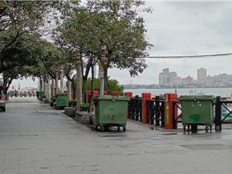 去玩還是丟垃圾？淡水河岸垃圾車奇觀 議員喊臭