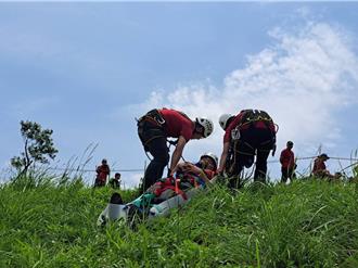 郊山事故多！地勢落差增難度 桃消防訓練繩索救援