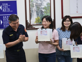 感恩溫情五月天！三重暖警送「養顏美容茶」給最偉大的警察媽媽