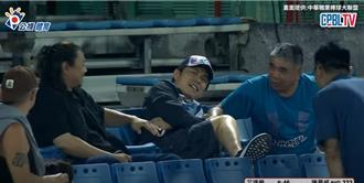 蘇炳憲看職棒突「中彈」 遭界外球打中背部傷勢曝：要去買樂透