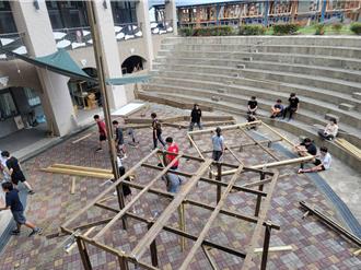 台東女中跨校藝術共創 「交會的地平線」搭構大型木造裝置