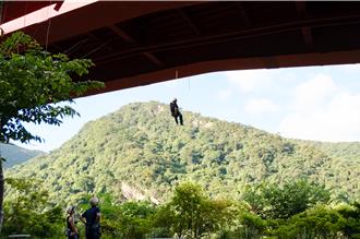 新北動物高空救援案漸增 動保處攜手民間高空作業車