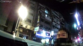 車輛違停紅線遭攔查 通緝女謊報身分遭識破就逮