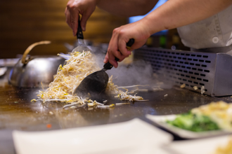 大埔鐵板燒吉祥物？「包手師傅」看板曝光 全網笑翻：特好吃