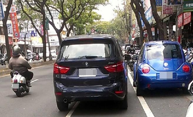 有民眾先因併排遭到检举，申诉过后却从临时併排改被认定为併排停留3分钟以上，罚锾直接多一倍。（图／示意图，与本案无关／资料照）