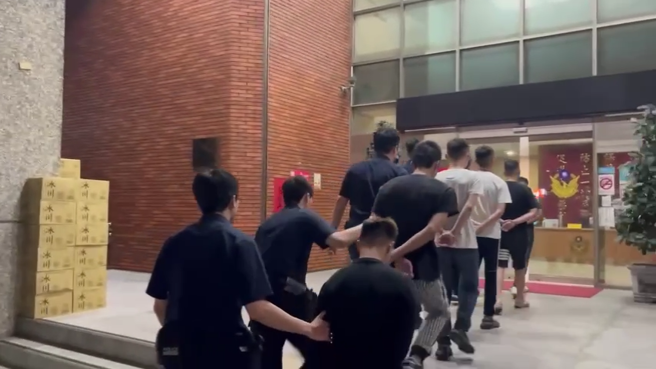 酒後嫌隙相約談判，男撂5人球棒加開山刀圍攻對方，警方3小時內迅速逮人送辦。（翻攝畫面）