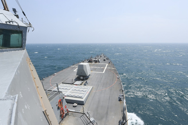 美第七艦隊飛彈驅逐艦海爾賽號通過台海，秀出巡弋照片。(翻攝自美國第7艦隊官方臉書)