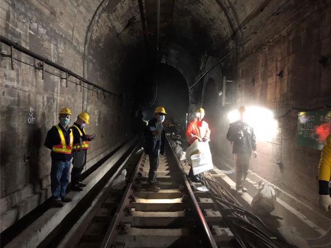 台鐵太魯閣事故現場清水隧道，今年又找到罹難者遺骸與遺物。（圖 / 家屬提供）