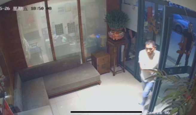 图为芳明馆角头黄清源进入鱼翅餐厅。(民眾提供)