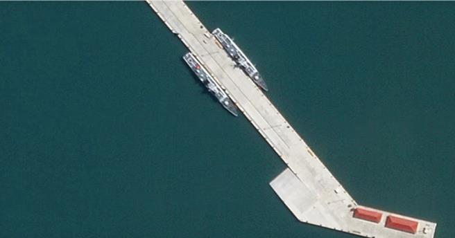 2024年5月8日的衛星圖片顯示，在柬埔寨雲朗海軍基地停靠的2艘中國軍艦已經在該基地停泊了超5個月。（美聯社）