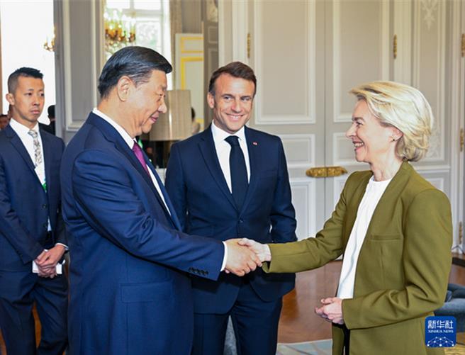 歐盟主席范德賴恩（右）再發警告：必須阻止陸電動車充斥歐盟市場。（新華社）