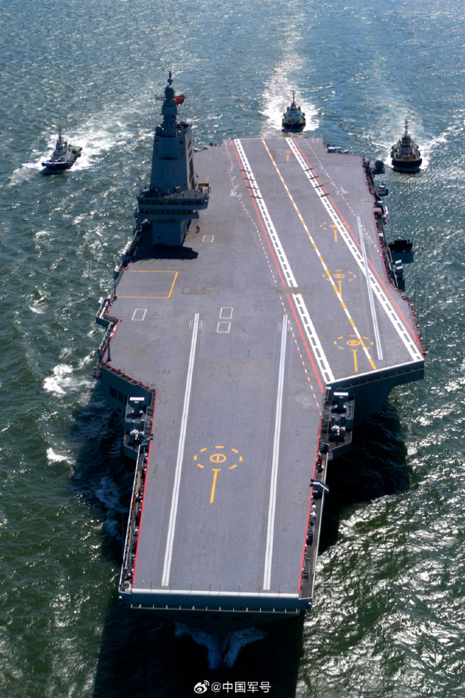 大陆官方公布的图片和视频显示出福建舰的甲板上依旧空无一物。意味这次试验并没有涉及到电磁弹射器以及舰载机等更为复杂的试验项目。（微博中国军号）