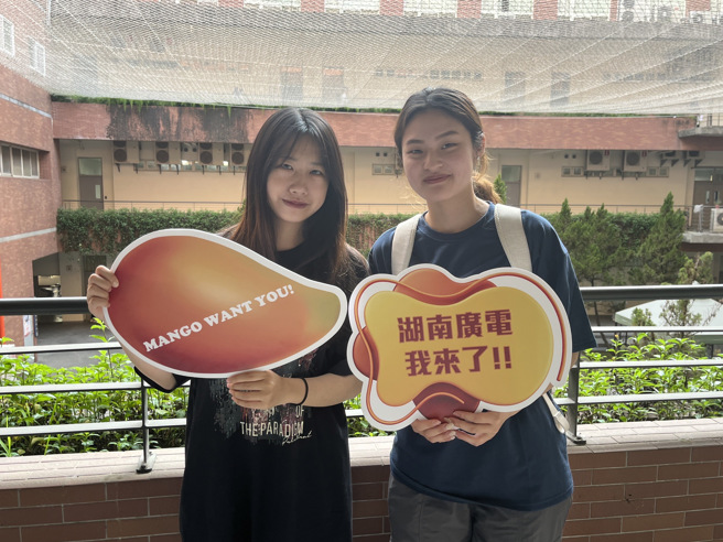 亞大資傳系大三生張芸榛同學（左）、大二生張捷心同學（右）。（攝/劉安婕）