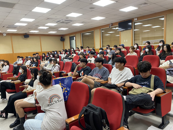 說明會現場聚集亞大資訊傳播學系大一至大四學生前來參與，在場同學個個全神貫注聆聽。（攝/廖忻欣）