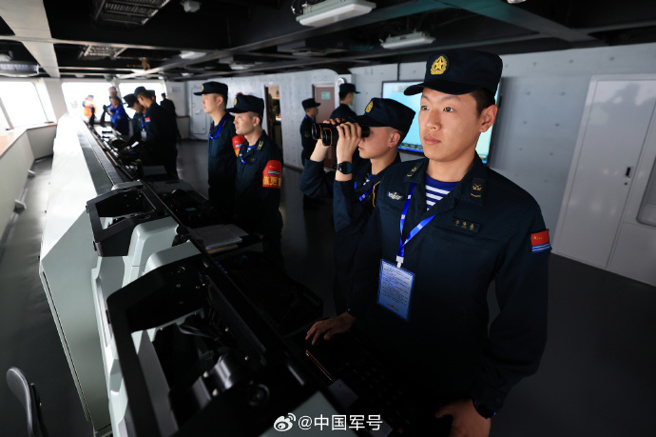 福建舰驾驶室舱内所有的操作系统都是电子系统。军事专家认为，这表明福建舰信息化程度很高，高度集成化。（微博中国军号）