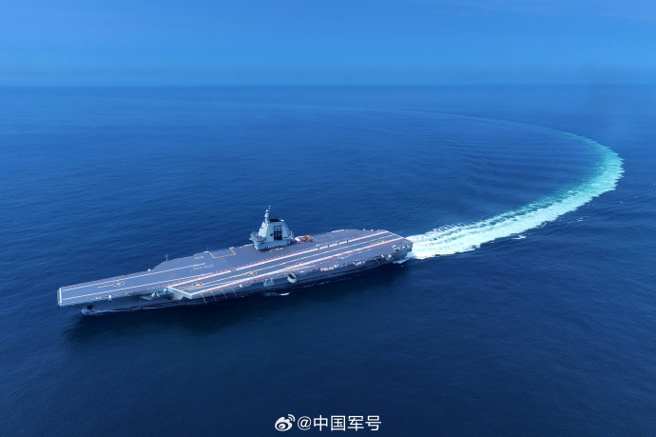 福建舰在蓝色海面上清晰地画出一道航迹，白色浪花形成一定弧度，显示该舰的机动性能比较好，大幅度转弯显示出福建舰的动力系统能够支撑航母进行高速机动。（微博中国军号）