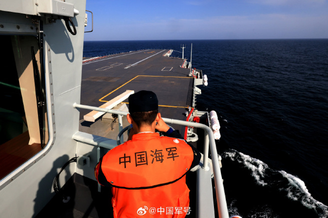 大陆官方公布的图片和视频显示出福建舰的甲板上依旧空无一物。意味这次试验并没有涉及到电磁弹射器以及舰载机等更为复杂的试验项目。（微博中国军号）