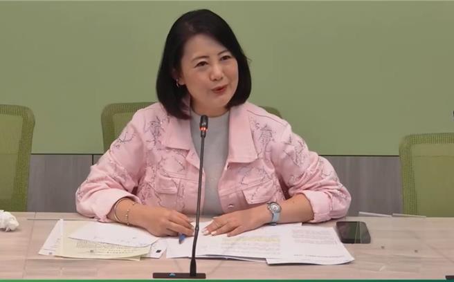 民进党立院党团干事长吴思瑶指出，傅昆萁的提案牛头不对马嘴，情绪性的要攻击柯建铭，柯建铭诚挚向国人道歉是他的承担和负责，傅昆萁要无限上纲，要移送纪律委员会，就是政治处理就是情绪的延伸。（摘自民进党立院党团直播）